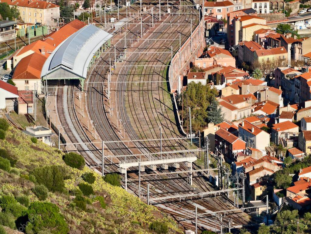 Curve relating density and curvature on a grid